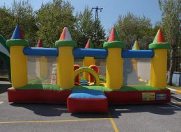 Kuleli Zıpzıp kuleli zipzip İzmir Organizasyon Kuleli zıp zıp şişme oyun parkuru organizasyonlarınıza renk katacak. Hem sizin çocuklarınız hem de misafirlerinizin çocukları eğlenceli ve keyifli dakikalar geçirecekler. Kuleli zıp zıp kiralama hizmetimizden yararlanarak organizasyonlarınızı daha keyifli hale getirebilirsiniz. Çocuklarınız kuleli zıp zıp ve şişme oyun parkurlarında oynarken İzmir Organizasyon ekibindeki sivil animatörlerimiz çocuklarınız ile birlikte vakit geçirmektedir. Siz yetişkinlere ise bu dakikalar da anın tadını çıkarmak kalıyor. İzmir Organizasyon bünyesinde bulunan tüm ekipmanlar birinci kalite malzemelerden üretilmiştir. Ayrıca gerekli tüm güvenlik önlemleri ve tedbirler alınmaktadır. Şişme oyun parkurları ofisimizin hemen yanında bulunan depomuzda muhafaza edilmektedir. Böylelikle oldukça pratik ve hızlı bir şekilde temini sağlanır. Profesyonel ekibimiz ile birlikte organizasyonlarınızın yapılacağı mekanlara getirilir, güvenli bir şekilde yerinde kurulumu sağlanır. Kuleli zıpzıp şişme oyun parkuru içerisinde 15 – 20 çocuk aynı anda oyunlar oynayabilir. Birbirinden renkli maskotlar ile eğlenceli ve farklı bir hayal dünyasının içine dahil olabilirler. Çocuklara renkli ve keyifli bir dünya yaratıyoruz. İzmir Organizasyon güvenliği ve kaliteyi ilke edinmiş ekibi ile birlikte şişme oyun parkuru kiralama hizmeti ile yanınızda. Organizasyonlarınızın yeri ve zamanı fark etmeksizin her şekilde şişme oyun parkurlarımız ile yanınızdayız. Şişme Oyuncak Kiralama