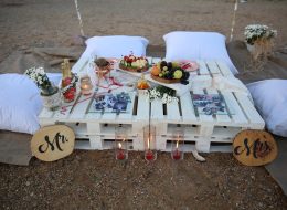 Kumsalda Minder Dekor İle Evlilik Teklifi Organizasyonu Paketi kumsalda minder dekor ile evlilik teklifi organizasyonu paketi 1 İzmir Organizasyon Kumsalda minder dekor ile evlilik teklifi organizasyonu paketi; ister bahçede, ister terasta, isterse de şöminenin önünde yere atılmış minderlerin üzerine uzanıp keyif yapmaya ne dersiniz? Bu keyfin içinde bir de hayal ettiğiniz evlenme teklifi organizasyonu varsa. Rahatına düşkün ancak bir o kadar romantik tasarlanan bu dekorda sevdiğiniz bayandan beklediğiniz “Evet “cevabını alabilirsiniz. Büyük, küçük yer minderlerini sadece kapalı alanlarda değil alanlarda, açık alanlarda da liderliğini koruyan ilk dekorlar arasında yer alır. Kumsalda minder dekor ile evlilik teklifi organizasyonu paketi modern bir tarza uygun olarak döşenmiş, sade ve pastel tonların hâkim olduğu, doğal ketenlerin kullanıldığı minderler sizin için ve kız arkadaşınız için oldukça güzel sinerji yaratabilecek bir ortam hazırlar. Geçmişte sedir olarak bildiğimiz minderler artık özel günlerimizde bize romantik bir fark oluşturarak ayrı bir bakış açısı yaratır. Saman rafyalarla, yavru ağzı tonların denizin mavi tonlarıyla birleştiği ekru kumun saf renginin bütünleştiği bir alanda sürpriz evlilik teklifi organizasyonunu farklı şekillerde gerçekleştirebilirsiniz. Dahası kız arkadaşınızı sahilde yürüyüşe davet edip çıplak ayakla bulunduğumuz konuma getirebilirsiniz. Hayallerinizi süslemek bize, hayal kurmak ise size kalmış… Çeşme Sahilde Evlilik Teklifi Organizasyonu