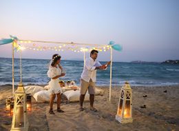 Kumsalda Minder Dekor İle Evlilik Teklifi Organizasyonu Paketi kumsalda minder dekor ile evlilik teklifi organizasyonu paketi 15 İzmir Organizasyon Kumsalda minder dekor ile evlilik teklifi organizasyonu paketi; ister bahçede, ister terasta, isterse de şöminenin önünde yere atılmış minderlerin üzerine uzanıp keyif yapmaya ne dersiniz? Bu keyfin içinde bir de hayal ettiğiniz evlenme teklifi organizasyonu varsa. Rahatına düşkün ancak bir o kadar romantik tasarlanan bu dekorda sevdiğiniz bayandan beklediğiniz “Evet “cevabını alabilirsiniz. Büyük, küçük yer minderlerini sadece kapalı alanlarda değil alanlarda, açık alanlarda da liderliğini koruyan ilk dekorlar arasında yer alır. Kumsalda minder dekor ile evlilik teklifi organizasyonu paketi modern bir tarza uygun olarak döşenmiş, sade ve pastel tonların hâkim olduğu, doğal ketenlerin kullanıldığı minderler sizin için ve kız arkadaşınız için oldukça güzel sinerji yaratabilecek bir ortam hazırlar. Geçmişte sedir olarak bildiğimiz minderler artık özel günlerimizde bize romantik bir fark oluşturarak ayrı bir bakış açısı yaratır. Saman rafyalarla, yavru ağzı tonların denizin mavi tonlarıyla birleştiği ekru kumun saf renginin bütünleştiği bir alanda sürpriz evlilik teklifi organizasyonunu farklı şekillerde gerçekleştirebilirsiniz. Dahası kız arkadaşınızı sahilde yürüyüşe davet edip çıplak ayakla bulunduğumuz konuma getirebilirsiniz. Hayallerinizi süslemek bize, hayal kurmak ise size kalmış… Evlenme Teklifi Organizasyonu