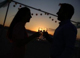 Kumsalda Minder Dekor İle Evlilik Teklifi Organizasyonu Paketi kumsalda minder dekor ile evlilik teklifi organizasyonu paketi 17 İzmir Organizasyon Kumsalda minder dekor ile evlilik teklifi organizasyonu paketi; ister bahçede, ister terasta, isterse de şöminenin önünde yere atılmış minderlerin üzerine uzanıp keyif yapmaya ne dersiniz? Bu keyfin içinde bir de hayal ettiğiniz evlenme teklifi organizasyonu varsa. Rahatına düşkün ancak bir o kadar romantik tasarlanan bu dekorda sevdiğiniz bayandan beklediğiniz “Evet “cevabını alabilirsiniz. Büyük, küçük yer minderlerini sadece kapalı alanlarda değil alanlarda, açık alanlarda da liderliğini koruyan ilk dekorlar arasında yer alır. Kumsalda minder dekor ile evlilik teklifi organizasyonu paketi modern bir tarza uygun olarak döşenmiş, sade ve pastel tonların hâkim olduğu, doğal ketenlerin kullanıldığı minderler sizin için ve kız arkadaşınız için oldukça güzel sinerji yaratabilecek bir ortam hazırlar. Geçmişte sedir olarak bildiğimiz minderler artık özel günlerimizde bize romantik bir fark oluşturarak ayrı bir bakış açısı yaratır. Saman rafyalarla, yavru ağzı tonların denizin mavi tonlarıyla birleştiği ekru kumun saf renginin bütünleştiği bir alanda sürpriz evlilik teklifi organizasyonunu farklı şekillerde gerçekleştirebilirsiniz. Dahası kız arkadaşınızı sahilde yürüyüşe davet edip çıplak ayakla bulunduğumuz konuma getirebilirsiniz. Hayallerinizi süslemek bize, hayal kurmak ise size kalmış… Issız Adada Evlilik Teklifi Organizasyonu