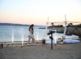 Kumsalda Minder Dekor İle Evlilik Teklifi Organizasyonu Paketi kumsalda minder dekor ile evlilik teklifi organizasyonu paketi 2 İzmir Organizasyon Kumsalda minder dekor ile evlilik teklifi organizasyonu paketi; ister bahçede, ister terasta, isterse de şöminenin önünde yere atılmış minderlerin üzerine uzanıp keyif yapmaya ne dersiniz? Bu keyfin içinde bir de hayal ettiğiniz evlenme teklifi organizasyonu varsa. Rahatına düşkün ancak bir o kadar romantik tasarlanan bu dekorda sevdiğiniz bayandan beklediğiniz “Evet “cevabını alabilirsiniz. Büyük, küçük yer minderlerini sadece kapalı alanlarda değil alanlarda, açık alanlarda da liderliğini koruyan ilk dekorlar arasında yer alır. Kumsalda minder dekor ile evlilik teklifi organizasyonu paketi modern bir tarza uygun olarak döşenmiş, sade ve pastel tonların hâkim olduğu, doğal ketenlerin kullanıldığı minderler sizin için ve kız arkadaşınız için oldukça güzel sinerji yaratabilecek bir ortam hazırlar. Geçmişte sedir olarak bildiğimiz minderler artık özel günlerimizde bize romantik bir fark oluşturarak ayrı bir bakış açısı yaratır. Saman rafyalarla, yavru ağzı tonların denizin mavi tonlarıyla birleştiği ekru kumun saf renginin bütünleştiği bir alanda sürpriz evlilik teklifi organizasyonunu farklı şekillerde gerçekleştirebilirsiniz. Dahası kız arkadaşınızı sahilde yürüyüşe davet edip çıplak ayakla bulunduğumuz konuma getirebilirsiniz. Hayallerinizi süslemek bize, hayal kurmak ise size kalmış… İzmir Evlilik Teklifi Organizasyonu