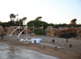 Kumsalda Minder Dekor İle Evlilik Teklifi Organizasyonu Paketi kumsalda minder dekor ile evlilik teklifi organizasyonu paketi İzmir Organizasyon Kumsalda minder dekor ile evlilik teklifi organizasyonu paketi; ister bahçede, ister terasta, isterse de şöminenin önünde yere atılmış minderlerin üzerine uzanıp keyif yapmaya ne dersiniz? Bu keyfin içinde bir de hayal ettiğiniz evlenme teklifi organizasyonu varsa. Rahatına düşkün ancak bir o kadar romantik tasarlanan bu dekorda sevdiğiniz bayandan beklediğiniz “Evet “cevabını alabilirsiniz. Büyük, küçük yer minderlerini sadece kapalı alanlarda değil alanlarda, açık alanlarda da liderliğini koruyan ilk dekorlar arasında yer alır. Kumsalda minder dekor ile evlilik teklifi organizasyonu paketi modern bir tarza uygun olarak döşenmiş, sade ve pastel tonların hâkim olduğu, doğal ketenlerin kullanıldığı minderler sizin için ve kız arkadaşınız için oldukça güzel sinerji yaratabilecek bir ortam hazırlar. Geçmişte sedir olarak bildiğimiz minderler artık özel günlerimizde bize romantik bir fark oluşturarak ayrı bir bakış açısı yaratır. Saman rafyalarla, yavru ağzı tonların denizin mavi tonlarıyla birleştiği ekru kumun saf renginin bütünleştiği bir alanda sürpriz evlilik teklifi organizasyonunu farklı şekillerde gerçekleştirebilirsiniz. Dahası kız arkadaşınızı sahilde yürüyüşe davet edip çıplak ayakla bulunduğumuz konuma getirebilirsiniz. Hayallerinizi süslemek bize, hayal kurmak ise size kalmış… Plajda Evlilik Teklifi Organizasyonu