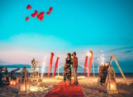 Kumsalda Minder Dekor İle Evlilik Teklifi Organizasyonu Paketi kumsalda minder dekor ile evlilik teklifi organizasyonu paketi 31 İzmir Organizasyon Kumsalda minder dekor ile evlilik teklifi organizasyonu paketi; ister bahçede, ister terasta, isterse de şöminenin önünde yere atılmış minderlerin üzerine uzanıp keyif yapmaya ne dersiniz? Bu keyfin içinde bir de hayal ettiğiniz evlenme teklifi organizasyonu varsa. Rahatına düşkün ancak bir o kadar romantik tasarlanan bu dekorda sevdiğiniz bayandan beklediğiniz “Evet “cevabını alabilirsiniz. Büyük, küçük yer minderlerini sadece kapalı alanlarda değil alanlarda, açık alanlarda da liderliğini koruyan ilk dekorlar arasında yer alır. Kumsalda minder dekor ile evlilik teklifi organizasyonu paketi modern bir tarza uygun olarak döşenmiş, sade ve pastel tonların hâkim olduğu, doğal ketenlerin kullanıldığı minderler sizin için ve kız arkadaşınız için oldukça güzel sinerji yaratabilecek bir ortam hazırlar. Geçmişte sedir olarak bildiğimiz minderler artık özel günlerimizde bize romantik bir fark oluşturarak ayrı bir bakış açısı yaratır. Saman rafyalarla, yavru ağzı tonların denizin mavi tonlarıyla birleştiği ekru kumun saf renginin bütünleştiği bir alanda sürpriz evlilik teklifi organizasyonunu farklı şekillerde gerçekleştirebilirsiniz. Dahası kız arkadaşınızı sahilde yürüyüşe davet edip çıplak ayakla bulunduğumuz konuma getirebilirsiniz. Hayallerinizi süslemek bize, hayal kurmak ise size kalmış… Çeşme Kumsalda Evlilik Teklifi Organizasyonu