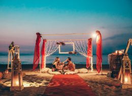 Kumsalda Minder Dekor İle Evlilik Teklifi Organizasyonu Paketi kumsalda minder dekor ile evlilik teklifi organizasyonu paketi 32 İzmir Organizasyon Kumsalda minder dekor ile evlilik teklifi organizasyonu paketi; ister bahçede, ister terasta, isterse de şöminenin önünde yere atılmış minderlerin üzerine uzanıp keyif yapmaya ne dersiniz? Bu keyfin içinde bir de hayal ettiğiniz evlenme teklifi organizasyonu varsa. Rahatına düşkün ancak bir o kadar romantik tasarlanan bu dekorda sevdiğiniz bayandan beklediğiniz “Evet “cevabını alabilirsiniz. Büyük, küçük yer minderlerini sadece kapalı alanlarda değil alanlarda, açık alanlarda da liderliğini koruyan ilk dekorlar arasında yer alır. Kumsalda minder dekor ile evlilik teklifi organizasyonu paketi modern bir tarza uygun olarak döşenmiş, sade ve pastel tonların hâkim olduğu, doğal ketenlerin kullanıldığı minderler sizin için ve kız arkadaşınız için oldukça güzel sinerji yaratabilecek bir ortam hazırlar. Geçmişte sedir olarak bildiğimiz minderler artık özel günlerimizde bize romantik bir fark oluşturarak ayrı bir bakış açısı yaratır. Saman rafyalarla, yavru ağzı tonların denizin mavi tonlarıyla birleştiği ekru kumun saf renginin bütünleştiği bir alanda sürpriz evlilik teklifi organizasyonunu farklı şekillerde gerçekleştirebilirsiniz. Dahası kız arkadaşınızı sahilde yürüyüşe davet edip çıplak ayakla bulunduğumuz konuma getirebilirsiniz. Hayallerinizi süslemek bize, hayal kurmak ise size kalmış… Kumsalda Evlilik Teklifi Organizasyonu