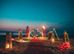 Kumsalda Minder Dekor İle Evlilik Teklifi Organizasyonu Paketi kumsalda minder dekor ile evlilik teklifi organizasyonu paketi 33 İzmir Organizasyon Kumsalda minder dekor ile evlilik teklifi organizasyonu paketi; ister bahçede, ister terasta, isterse de şöminenin önünde yere atılmış minderlerin üzerine uzanıp keyif yapmaya ne dersiniz? Bu keyfin içinde bir de hayal ettiğiniz evlenme teklifi organizasyonu varsa. Rahatına düşkün ancak bir o kadar romantik tasarlanan bu dekorda sevdiğiniz bayandan beklediğiniz “Evet “cevabını alabilirsiniz. Büyük, küçük yer minderlerini sadece kapalı alanlarda değil alanlarda, açık alanlarda da liderliğini koruyan ilk dekorlar arasında yer alır. Kumsalda minder dekor ile evlilik teklifi organizasyonu paketi modern bir tarza uygun olarak döşenmiş, sade ve pastel tonların hâkim olduğu, doğal ketenlerin kullanıldığı minderler sizin için ve kız arkadaşınız için oldukça güzel sinerji yaratabilecek bir ortam hazırlar. Geçmişte sedir olarak bildiğimiz minderler artık özel günlerimizde bize romantik bir fark oluşturarak ayrı bir bakış açısı yaratır. Saman rafyalarla, yavru ağzı tonların denizin mavi tonlarıyla birleştiği ekru kumun saf renginin bütünleştiği bir alanda sürpriz evlilik teklifi organizasyonunu farklı şekillerde gerçekleştirebilirsiniz. Dahası kız arkadaşınızı sahilde yürüyüşe davet edip çıplak ayakla bulunduğumuz konuma getirebilirsiniz. Hayallerinizi süslemek bize, hayal kurmak ise size kalmış… Kumsalda Sürpriz Evlilik Teklifi Organizasyonu