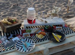 Kumsalda Minder Dekor İle Evlilik Teklifi Organizasyonu Paketi kumsalda minder dekor ile evlilik teklifi organizasyonu paketi 35 İzmir Organizasyon Kumsalda minder dekor ile evlilik teklifi organizasyonu paketi; ister bahçede, ister terasta, isterse de şöminenin önünde yere atılmış minderlerin üzerine uzanıp keyif yapmaya ne dersiniz? Bu keyfin içinde bir de hayal ettiğiniz evlenme teklifi organizasyonu varsa. Rahatına düşkün ancak bir o kadar romantik tasarlanan bu dekorda sevdiğiniz bayandan beklediğiniz “Evet “cevabını alabilirsiniz. Büyük, küçük yer minderlerini sadece kapalı alanlarda değil alanlarda, açık alanlarda da liderliğini koruyan ilk dekorlar arasında yer alır. Kumsalda minder dekor ile evlilik teklifi organizasyonu paketi modern bir tarza uygun olarak döşenmiş, sade ve pastel tonların hâkim olduğu, doğal ketenlerin kullanıldığı minderler sizin için ve kız arkadaşınız için oldukça güzel sinerji yaratabilecek bir ortam hazırlar. Geçmişte sedir olarak bildiğimiz minderler artık özel günlerimizde bize romantik bir fark oluşturarak ayrı bir bakış açısı yaratır. Saman rafyalarla, yavru ağzı tonların denizin mavi tonlarıyla birleştiği ekru kumun saf renginin bütünleştiği bir alanda sürpriz evlilik teklifi organizasyonunu farklı şekillerde gerçekleştirebilirsiniz. Dahası kız arkadaşınızı sahilde yürüyüşe davet edip çıplak ayakla bulunduğumuz konuma getirebilirsiniz. Hayallerinizi süslemek bize, hayal kurmak ise size kalmış… Kumsalda Romantik Evlilik Teklifi Organizasyonu