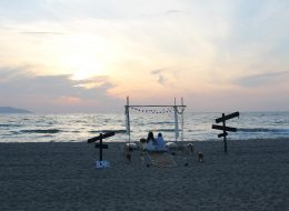 Kumsalda Minder Dekor İle Evlilik Teklifi Organizasyonu Paketi kumsalda minder dekor ile evlilik teklifi organizasyonu paketi 36 İzmir Organizasyon Kumsalda minder dekor ile evlilik teklifi organizasyonu paketi; ister bahçede, ister terasta, isterse de şöminenin önünde yere atılmış minderlerin üzerine uzanıp keyif yapmaya ne dersiniz? Bu keyfin içinde bir de hayal ettiğiniz evlenme teklifi organizasyonu varsa. Rahatına düşkün ancak bir o kadar romantik tasarlanan bu dekorda sevdiğiniz bayandan beklediğiniz “Evet “cevabını alabilirsiniz. Büyük, küçük yer minderlerini sadece kapalı alanlarda değil alanlarda, açık alanlarda da liderliğini koruyan ilk dekorlar arasında yer alır. Kumsalda minder dekor ile evlilik teklifi organizasyonu paketi modern bir tarza uygun olarak döşenmiş, sade ve pastel tonların hâkim olduğu, doğal ketenlerin kullanıldığı minderler sizin için ve kız arkadaşınız için oldukça güzel sinerji yaratabilecek bir ortam hazırlar. Geçmişte sedir olarak bildiğimiz minderler artık özel günlerimizde bize romantik bir fark oluşturarak ayrı bir bakış açısı yaratır. Saman rafyalarla, yavru ağzı tonların denizin mavi tonlarıyla birleştiği ekru kumun saf renginin bütünleştiği bir alanda sürpriz evlilik teklifi organizasyonunu farklı şekillerde gerçekleştirebilirsiniz. Dahası kız arkadaşınızı sahilde yürüyüşe davet edip çıplak ayakla bulunduğumuz konuma getirebilirsiniz. Hayallerinizi süslemek bize, hayal kurmak ise size kalmış… Plajda Evlilik Teklifi Organizasyonu