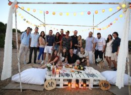 Kumsalda Minder Dekor İle Evlilik Teklifi Organizasyonu Paketi kumsalda minder dekor ile evlilik teklifi organizasyonu paketi 5 İzmir Organizasyon Kumsalda minder dekor ile evlilik teklifi organizasyonu paketi; ister bahçede, ister terasta, isterse de şöminenin önünde yere atılmış minderlerin üzerine uzanıp keyif yapmaya ne dersiniz? Bu keyfin içinde bir de hayal ettiğiniz evlenme teklifi organizasyonu varsa. Rahatına düşkün ancak bir o kadar romantik tasarlanan bu dekorda sevdiğiniz bayandan beklediğiniz “Evet “cevabını alabilirsiniz. Büyük, küçük yer minderlerini sadece kapalı alanlarda değil alanlarda, açık alanlarda da liderliğini koruyan ilk dekorlar arasında yer alır. Kumsalda minder dekor ile evlilik teklifi organizasyonu paketi modern bir tarza uygun olarak döşenmiş, sade ve pastel tonların hâkim olduğu, doğal ketenlerin kullanıldığı minderler sizin için ve kız arkadaşınız için oldukça güzel sinerji yaratabilecek bir ortam hazırlar. Geçmişte sedir olarak bildiğimiz minderler artık özel günlerimizde bize romantik bir fark oluşturarak ayrı bir bakış açısı yaratır. Saman rafyalarla, yavru ağzı tonların denizin mavi tonlarıyla birleştiği ekru kumun saf renginin bütünleştiği bir alanda sürpriz evlilik teklifi organizasyonunu farklı şekillerde gerçekleştirebilirsiniz. Dahası kız arkadaşınızı sahilde yürüyüşe davet edip çıplak ayakla bulunduğumuz konuma getirebilirsiniz. Hayallerinizi süslemek bize, hayal kurmak ise size kalmış… Arkadaşlarla Sahilde Evlilik Teklifi Organizasyonu