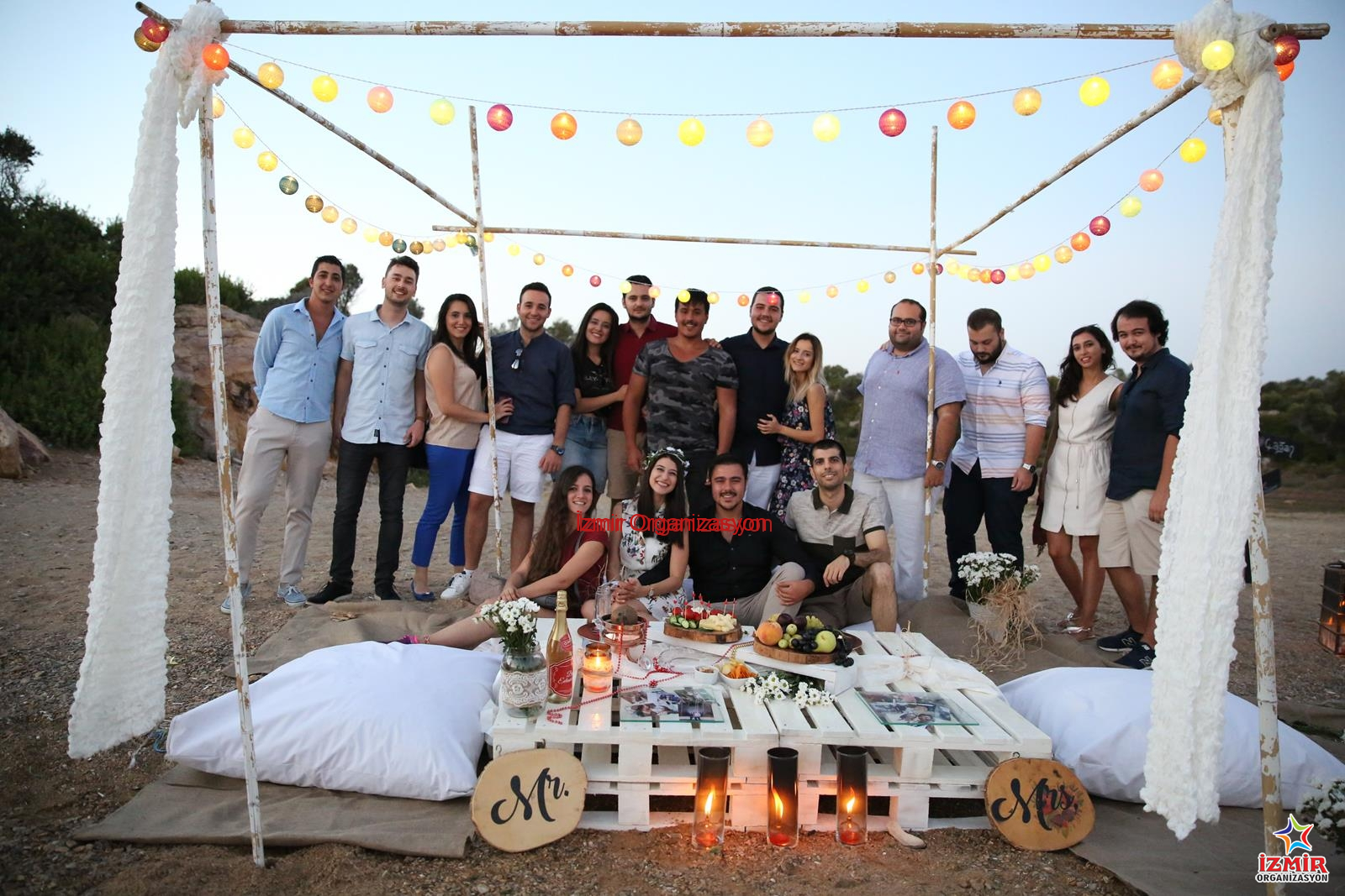 Arkadaşlarla Sahilde Evlilik Teklifi Organizasyonu