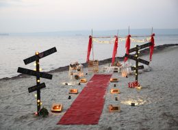 Kumsalda Minder Dekor İle Evlilik Teklifi Organizasyonu Paketi kumsalda minder dekor ile evlilik teklifi organizasyonu paketi 6 İzmir Organizasyon Kumsalda minder dekor ile evlilik teklifi organizasyonu paketi; ister bahçede, ister terasta, isterse de şöminenin önünde yere atılmış minderlerin üzerine uzanıp keyif yapmaya ne dersiniz? Bu keyfin içinde bir de hayal ettiğiniz evlenme teklifi organizasyonu varsa. Rahatına düşkün ancak bir o kadar romantik tasarlanan bu dekorda sevdiğiniz bayandan beklediğiniz “Evet “cevabını alabilirsiniz. Büyük, küçük yer minderlerini sadece kapalı alanlarda değil alanlarda, açık alanlarda da liderliğini koruyan ilk dekorlar arasında yer alır. Kumsalda minder dekor ile evlilik teklifi organizasyonu paketi modern bir tarza uygun olarak döşenmiş, sade ve pastel tonların hâkim olduğu, doğal ketenlerin kullanıldığı minderler sizin için ve kız arkadaşınız için oldukça güzel sinerji yaratabilecek bir ortam hazırlar. Geçmişte sedir olarak bildiğimiz minderler artık özel günlerimizde bize romantik bir fark oluşturarak ayrı bir bakış açısı yaratır. Saman rafyalarla, yavru ağzı tonların denizin mavi tonlarıyla birleştiği ekru kumun saf renginin bütünleştiği bir alanda sürpriz evlilik teklifi organizasyonunu farklı şekillerde gerçekleştirebilirsiniz. Dahası kız arkadaşınızı sahilde yürüyüşe davet edip çıplak ayakla bulunduğumuz konuma getirebilirsiniz. Hayallerinizi süslemek bize, hayal kurmak ise size kalmış… İzmir Kumsalda Evlilik Teklifi Organizasyonu