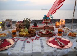 Kumsalda Minder Dekor İle Evlilik Teklifi Organizasyonu Paketi kumsalda minder dekor ile evlilik teklifi organizasyonu paketi 7 İzmir Organizasyon Kumsalda minder dekor ile evlilik teklifi organizasyonu paketi; ister bahçede, ister terasta, isterse de şöminenin önünde yere atılmış minderlerin üzerine uzanıp keyif yapmaya ne dersiniz? Bu keyfin içinde bir de hayal ettiğiniz evlenme teklifi organizasyonu varsa. Rahatına düşkün ancak bir o kadar romantik tasarlanan bu dekorda sevdiğiniz bayandan beklediğiniz “Evet “cevabını alabilirsiniz. Büyük, küçük yer minderlerini sadece kapalı alanlarda değil alanlarda, açık alanlarda da liderliğini koruyan ilk dekorlar arasında yer alır. Kumsalda minder dekor ile evlilik teklifi organizasyonu paketi modern bir tarza uygun olarak döşenmiş, sade ve pastel tonların hâkim olduğu, doğal ketenlerin kullanıldığı minderler sizin için ve kız arkadaşınız için oldukça güzel sinerji yaratabilecek bir ortam hazırlar. Geçmişte sedir olarak bildiğimiz minderler artık özel günlerimizde bize romantik bir fark oluşturarak ayrı bir bakış açısı yaratır. Saman rafyalarla, yavru ağzı tonların denizin mavi tonlarıyla birleştiği ekru kumun saf renginin bütünleştiği bir alanda sürpriz evlilik teklifi organizasyonunu farklı şekillerde gerçekleştirebilirsiniz. Dahası kız arkadaşınızı sahilde yürüyüşe davet edip çıplak ayakla bulunduğumuz konuma getirebilirsiniz. Hayallerinizi süslemek bize, hayal kurmak ise size kalmış… Çeşme Plajı Evlenme Teklifi Organizasyonu