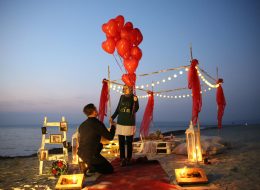 Kumsalda Minder Dekor İle Evlilik Teklifi Organizasyonu Paketi kumsalda minder dekor ile evlilik teklifi organizasyonu paketi 8 İzmir Organizasyon Kumsalda minder dekor ile evlilik teklifi organizasyonu paketi; ister bahçede, ister terasta, isterse de şöminenin önünde yere atılmış minderlerin üzerine uzanıp keyif yapmaya ne dersiniz? Bu keyfin içinde bir de hayal ettiğiniz evlenme teklifi organizasyonu varsa. Rahatına düşkün ancak bir o kadar romantik tasarlanan bu dekorda sevdiğiniz bayandan beklediğiniz “Evet “cevabını alabilirsiniz. Büyük, küçük yer minderlerini sadece kapalı alanlarda değil alanlarda, açık alanlarda da liderliğini koruyan ilk dekorlar arasında yer alır. Kumsalda minder dekor ile evlilik teklifi organizasyonu paketi modern bir tarza uygun olarak döşenmiş, sade ve pastel tonların hâkim olduğu, doğal ketenlerin kullanıldığı minderler sizin için ve kız arkadaşınız için oldukça güzel sinerji yaratabilecek bir ortam hazırlar. Geçmişte sedir olarak bildiğimiz minderler artık özel günlerimizde bize romantik bir fark oluşturarak ayrı bir bakış açısı yaratır. Saman rafyalarla, yavru ağzı tonların denizin mavi tonlarıyla birleştiği ekru kumun saf renginin bütünleştiği bir alanda sürpriz evlilik teklifi organizasyonunu farklı şekillerde gerçekleştirebilirsiniz. Dahası kız arkadaşınızı sahilde yürüyüşe davet edip çıplak ayakla bulunduğumuz konuma getirebilirsiniz. Hayallerinizi süslemek bize, hayal kurmak ise size kalmış… Kumsalda Evlenme Teklifi Organizasyonu