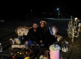 Kumsalda Sinema Evlilik Teklifi Organizasyonu kumsalda sinema evlilik teklifi organizasyonu 10 İzmir Organizasyon Kumsalda sinema evlilik teklifi organizasyonu... Dalgalar sahile vururken içinizi aşkla ısıtacak, romantik evlenme teklifi organizasyonudur. En sevdiğiniz filmi beyaz perdede izleye durun, sizin fotoğraflarınız ve videolarınız ile hazırladığımız video klip yansıtıldığında heyecanla beklediğiniz o an gelmiştir. Eş adayınıza bir ömür boyu sürecek beraberliğiniz için 'Benimle Evlenir Misin?' sormanız için İzmir Organizasyon şirketimizin hazırladığı evlilik teklifi organizasyonu paketlerini inceleyebilirsiniz. Sayısız organizasyona ev sahipliği yapan ve çiftlerin mutluluklarına ortak olan firmamız İzmir başta olmak üzere Türkiye'nin tüm noktalarına ulaşıyor. Burak Bey'de Meryem Hanım ile uzun süredir devam eden birliklerini evlilik yolunda taçlandırmak ve ilk adımı atmak için ulaşmıştı İzmir Organizasyon şirketimize. Telefonla yaptığımız görüşmenin ardından kendisini ofisimize davet ettiğimiz Burak Bey, Aralık ayının ortalarında ziyaret etti bizleri. Bir yandan kahvelerimizi yudumlarken bir yandan da Meryem Hanım için hazırlayacağımız sürpriz evlilik teklifi organizasyonu üzerine fikir alışverişinde bulunduk. Teknede evlilik teklifi organizasyonu, kumsalda evlilik teklifi organizasyonu, sinemada evlilik teklifi organizasyonu, restoranda evlilik teklifi organizasyonu ve hazırlayabileceğimiz sayısız organizasyondan bahsettik. Meryem Hanımın keyif aldığı aktiviteleri de görüşmelerimiz esnasında detaylandırdık. Kumsalda Evlilik Teklifi Organizasyonu