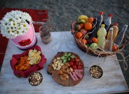 Kumsalda Sinema Evlilik Teklifi Organizasyonu kumsalda sinema evlilik teklifi organizasyonu 11 İzmir Organizasyon Kumsalda sinema evlilik teklifi organizasyonu... Dalgalar sahile vururken içinizi aşkla ısıtacak, romantik evlenme teklifi organizasyonudur. En sevdiğiniz filmi beyaz perdede izleye durun, sizin fotoğraflarınız ve videolarınız ile hazırladığımız video klip yansıtıldığında heyecanla beklediğiniz o an gelmiştir. Eş adayınıza bir ömür boyu sürecek beraberliğiniz için 'Benimle Evlenir Misin?' sormanız için İzmir Organizasyon şirketimizin hazırladığı evlilik teklifi organizasyonu paketlerini inceleyebilirsiniz. Sayısız organizasyona ev sahipliği yapan ve çiftlerin mutluluklarına ortak olan firmamız İzmir başta olmak üzere Türkiye'nin tüm noktalarına ulaşıyor. Burak Bey'de Meryem Hanım ile uzun süredir devam eden birliklerini evlilik yolunda taçlandırmak ve ilk adımı atmak için ulaşmıştı İzmir Organizasyon şirketimize. Telefonla yaptığımız görüşmenin ardından kendisini ofisimize davet ettiğimiz Burak Bey, Aralık ayının ortalarında ziyaret etti bizleri. Bir yandan kahvelerimizi yudumlarken bir yandan da Meryem Hanım için hazırlayacağımız sürpriz evlilik teklifi organizasyonu üzerine fikir alışverişinde bulunduk. Teknede evlilik teklifi organizasyonu, kumsalda evlilik teklifi organizasyonu, sinemada evlilik teklifi organizasyonu, restoranda evlilik teklifi organizasyonu ve hazırlayabileceğimiz sayısız organizasyondan bahsettik. Meryem Hanımın keyif aldığı aktiviteleri de görüşmelerimiz esnasında detaylandırdık. Kumsalda Evlilik Teklifi Organizasyon