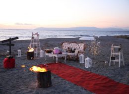 Kumsalda Sinema Evlilik Teklifi Organizasyonu kumsalda sinema evlilik teklifi organizasyonu 12 İzmir Organizasyon Kumsalda sinema evlilik teklifi organizasyonu... Dalgalar sahile vururken içinizi aşkla ısıtacak, romantik evlenme teklifi organizasyonudur. En sevdiğiniz filmi beyaz perdede izleye durun, sizin fotoğraflarınız ve videolarınız ile hazırladığımız video klip yansıtıldığında heyecanla beklediğiniz o an gelmiştir. Eş adayınıza bir ömür boyu sürecek beraberliğiniz için 'Benimle Evlenir Misin?' sormanız için İzmir Organizasyon şirketimizin hazırladığı evlilik teklifi organizasyonu paketlerini inceleyebilirsiniz. Sayısız organizasyona ev sahipliği yapan ve çiftlerin mutluluklarına ortak olan firmamız İzmir başta olmak üzere Türkiye'nin tüm noktalarına ulaşıyor. Burak Bey'de Meryem Hanım ile uzun süredir devam eden birliklerini evlilik yolunda taçlandırmak ve ilk adımı atmak için ulaşmıştı İzmir Organizasyon şirketimize. Telefonla yaptığımız görüşmenin ardından kendisini ofisimize davet ettiğimiz Burak Bey, Aralık ayının ortalarında ziyaret etti bizleri. Bir yandan kahvelerimizi yudumlarken bir yandan da Meryem Hanım için hazırlayacağımız sürpriz evlilik teklifi organizasyonu üzerine fikir alışverişinde bulunduk. Teknede evlilik teklifi organizasyonu, kumsalda evlilik teklifi organizasyonu, sinemada evlilik teklifi organizasyonu, restoranda evlilik teklifi organizasyonu ve hazırlayabileceğimiz sayısız organizasyondan bahsettik. Meryem Hanımın keyif aldığı aktiviteleri de görüşmelerimiz esnasında detaylandırdık. Vintage Koltuk Dekor Evlilik Teklifi Organizasyonu