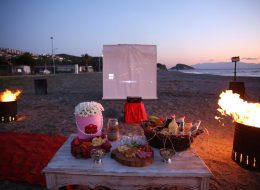 Kumsalda Sinema Evlilik Teklifi Organizasyonu kumsalda sinema evlilik teklifi organizasyonu 14 İzmir Organizasyon Kumsalda sinema evlilik teklifi organizasyonu... Dalgalar sahile vururken içinizi aşkla ısıtacak, romantik evlenme teklifi organizasyonudur. En sevdiğiniz filmi beyaz perdede izleye durun, sizin fotoğraflarınız ve videolarınız ile hazırladığımız video klip yansıtıldığında heyecanla beklediğiniz o an gelmiştir. Eş adayınıza bir ömür boyu sürecek beraberliğiniz için 'Benimle Evlenir Misin?' sormanız için İzmir Organizasyon şirketimizin hazırladığı evlilik teklifi organizasyonu paketlerini inceleyebilirsiniz. Sayısız organizasyona ev sahipliği yapan ve çiftlerin mutluluklarına ortak olan firmamız İzmir başta olmak üzere Türkiye'nin tüm noktalarına ulaşıyor. Burak Bey'de Meryem Hanım ile uzun süredir devam eden birliklerini evlilik yolunda taçlandırmak ve ilk adımı atmak için ulaşmıştı İzmir Organizasyon şirketimize. Telefonla yaptığımız görüşmenin ardından kendisini ofisimize davet ettiğimiz Burak Bey, Aralık ayının ortalarında ziyaret etti bizleri. Bir yandan kahvelerimizi yudumlarken bir yandan da Meryem Hanım için hazırlayacağımız sürpriz evlilik teklifi organizasyonu üzerine fikir alışverişinde bulunduk. Teknede evlilik teklifi organizasyonu, kumsalda evlilik teklifi organizasyonu, sinemada evlilik teklifi organizasyonu, restoranda evlilik teklifi organizasyonu ve hazırlayabileceğimiz sayısız organizasyondan bahsettik. Meryem Hanımın keyif aldığı aktiviteleri de görüşmelerimiz esnasında detaylandırdık. Romantik Evlilik Teklifi Organizasyonu