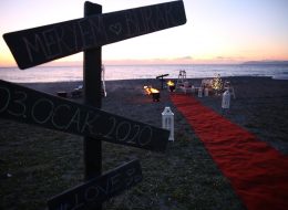 Kumsalda Sinema Evlilik Teklifi Organizasyonu kumsalda sinema evlilik teklifi organizasyonu 15 İzmir Organizasyon Kumsalda sinema evlilik teklifi organizasyonu... Dalgalar sahile vururken içinizi aşkla ısıtacak, romantik evlenme teklifi organizasyonudur. En sevdiğiniz filmi beyaz perdede izleye durun, sizin fotoğraflarınız ve videolarınız ile hazırladığımız video klip yansıtıldığında heyecanla beklediğiniz o an gelmiştir. Eş adayınıza bir ömür boyu sürecek beraberliğiniz için 'Benimle Evlenir Misin?' sormanız için İzmir Organizasyon şirketimizin hazırladığı evlilik teklifi organizasyonu paketlerini inceleyebilirsiniz. Sayısız organizasyona ev sahipliği yapan ve çiftlerin mutluluklarına ortak olan firmamız İzmir başta olmak üzere Türkiye'nin tüm noktalarına ulaşıyor. Burak Bey'de Meryem Hanım ile uzun süredir devam eden birliklerini evlilik yolunda taçlandırmak ve ilk adımı atmak için ulaşmıştı İzmir Organizasyon şirketimize. Telefonla yaptığımız görüşmenin ardından kendisini ofisimize davet ettiğimiz Burak Bey, Aralık ayının ortalarında ziyaret etti bizleri. Bir yandan kahvelerimizi yudumlarken bir yandan da Meryem Hanım için hazırlayacağımız sürpriz evlilik teklifi organizasyonu üzerine fikir alışverişinde bulunduk. Teknede evlilik teklifi organizasyonu, kumsalda evlilik teklifi organizasyonu, sinemada evlilik teklifi organizasyonu, restoranda evlilik teklifi organizasyonu ve hazırlayabileceğimiz sayısız organizasyondan bahsettik. Meryem Hanımın keyif aldığı aktiviteleri de görüşmelerimiz esnasında detaylandırdık. Evlenme Teklifi Organizasyonu