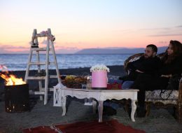 Kumsalda Sinema Evlilik Teklifi Organizasyonu kumsalda sinema evlilik teklifi organizasyonu 16 İzmir Organizasyon Kumsalda sinema evlilik teklifi organizasyonu... Dalgalar sahile vururken içinizi aşkla ısıtacak, romantik evlenme teklifi organizasyonudur. En sevdiğiniz filmi beyaz perdede izleye durun, sizin fotoğraflarınız ve videolarınız ile hazırladığımız video klip yansıtıldığında heyecanla beklediğiniz o an gelmiştir. Eş adayınıza bir ömür boyu sürecek beraberliğiniz için 'Benimle Evlenir Misin?' sormanız için İzmir Organizasyon şirketimizin hazırladığı evlilik teklifi organizasyonu paketlerini inceleyebilirsiniz. Sayısız organizasyona ev sahipliği yapan ve çiftlerin mutluluklarına ortak olan firmamız İzmir başta olmak üzere Türkiye'nin tüm noktalarına ulaşıyor. Burak Bey'de Meryem Hanım ile uzun süredir devam eden birliklerini evlilik yolunda taçlandırmak ve ilk adımı atmak için ulaşmıştı İzmir Organizasyon şirketimize. Telefonla yaptığımız görüşmenin ardından kendisini ofisimize davet ettiğimiz Burak Bey, Aralık ayının ortalarında ziyaret etti bizleri. Bir yandan kahvelerimizi yudumlarken bir yandan da Meryem Hanım için hazırlayacağımız sürpriz evlilik teklifi organizasyonu üzerine fikir alışverişinde bulunduk. Teknede evlilik teklifi organizasyonu, kumsalda evlilik teklifi organizasyonu, sinemada evlilik teklifi organizasyonu, restoranda evlilik teklifi organizasyonu ve hazırlayabileceğimiz sayısız organizasyondan bahsettik. Meryem Hanımın keyif aldığı aktiviteleri de görüşmelerimiz esnasında detaylandırdık. İzmir Evlilik Teklifi Organizasyonu