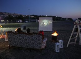 Kumsalda Sinema Evlilik Teklifi Organizasyonu kumsalda sinema evlilik teklifi organizasyonu 2 İzmir Organizasyon Kumsalda sinema evlilik teklifi organizasyonu... Dalgalar sahile vururken içinizi aşkla ısıtacak, romantik evlenme teklifi organizasyonudur. En sevdiğiniz filmi beyaz perdede izleye durun, sizin fotoğraflarınız ve videolarınız ile hazırladığımız video klip yansıtıldığında heyecanla beklediğiniz o an gelmiştir. Eş adayınıza bir ömür boyu sürecek beraberliğiniz için 'Benimle Evlenir Misin?' sormanız için İzmir Organizasyon şirketimizin hazırladığı evlilik teklifi organizasyonu paketlerini inceleyebilirsiniz. Sayısız organizasyona ev sahipliği yapan ve çiftlerin mutluluklarına ortak olan firmamız İzmir başta olmak üzere Türkiye'nin tüm noktalarına ulaşıyor. Burak Bey'de Meryem Hanım ile uzun süredir devam eden birliklerini evlilik yolunda taçlandırmak ve ilk adımı atmak için ulaşmıştı İzmir Organizasyon şirketimize. Telefonla yaptığımız görüşmenin ardından kendisini ofisimize davet ettiğimiz Burak Bey, Aralık ayının ortalarında ziyaret etti bizleri. Bir yandan kahvelerimizi yudumlarken bir yandan da Meryem Hanım için hazırlayacağımız sürpriz evlilik teklifi organizasyonu üzerine fikir alışverişinde bulunduk. Teknede evlilik teklifi organizasyonu, kumsalda evlilik teklifi organizasyonu, sinemada evlilik teklifi organizasyonu, restoranda evlilik teklifi organizasyonu ve hazırlayabileceğimiz sayısız organizasyondan bahsettik. Meryem Hanımın keyif aldığı aktiviteleri de görüşmelerimiz esnasında detaylandırdık. Romantik Evlilik Teklifi Organizasyonu