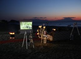 Kumsalda Sinema Evlilik Teklifi Organizasyonu kumsalda sinema evlilik teklifi organizasyonu 4 İzmir Organizasyon Kumsalda sinema evlilik teklifi organizasyonu... Dalgalar sahile vururken içinizi aşkla ısıtacak, romantik evlenme teklifi organizasyonudur. En sevdiğiniz filmi beyaz perdede izleye durun, sizin fotoğraflarınız ve videolarınız ile hazırladığımız video klip yansıtıldığında heyecanla beklediğiniz o an gelmiştir. Eş adayınıza bir ömür boyu sürecek beraberliğiniz için 'Benimle Evlenir Misin?' sormanız için İzmir Organizasyon şirketimizin hazırladığı evlilik teklifi organizasyonu paketlerini inceleyebilirsiniz. Sayısız organizasyona ev sahipliği yapan ve çiftlerin mutluluklarına ortak olan firmamız İzmir başta olmak üzere Türkiye'nin tüm noktalarına ulaşıyor. Burak Bey'de Meryem Hanım ile uzun süredir devam eden birliklerini evlilik yolunda taçlandırmak ve ilk adımı atmak için ulaşmıştı İzmir Organizasyon şirketimize. Telefonla yaptığımız görüşmenin ardından kendisini ofisimize davet ettiğimiz Burak Bey, Aralık ayının ortalarında ziyaret etti bizleri. Bir yandan kahvelerimizi yudumlarken bir yandan da Meryem Hanım için hazırlayacağımız sürpriz evlilik teklifi organizasyonu üzerine fikir alışverişinde bulunduk. Teknede evlilik teklifi organizasyonu, kumsalda evlilik teklifi organizasyonu, sinemada evlilik teklifi organizasyonu, restoranda evlilik teklifi organizasyonu ve hazırlayabileceğimiz sayısız organizasyondan bahsettik. Meryem Hanımın keyif aldığı aktiviteleri de görüşmelerimiz esnasında detaylandırdık. Deniz Kenarında Evlilik Teklifi Organizasyonu