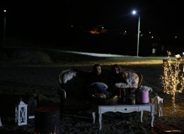 Kumsalda Sinema Evlilik Teklifi Organizasyonu kumsalda sinema evlilik teklifi organizasyonu 5 İzmir Organizasyon Kumsalda sinema evlilik teklifi organizasyonu... Dalgalar sahile vururken içinizi aşkla ısıtacak, romantik evlenme teklifi organizasyonudur. En sevdiğiniz filmi beyaz perdede izleye durun, sizin fotoğraflarınız ve videolarınız ile hazırladığımız video klip yansıtıldığında heyecanla beklediğiniz o an gelmiştir. Eş adayınıza bir ömür boyu sürecek beraberliğiniz için 'Benimle Evlenir Misin?' sormanız için İzmir Organizasyon şirketimizin hazırladığı evlilik teklifi organizasyonu paketlerini inceleyebilirsiniz. Sayısız organizasyona ev sahipliği yapan ve çiftlerin mutluluklarına ortak olan firmamız İzmir başta olmak üzere Türkiye'nin tüm noktalarına ulaşıyor. Burak Bey'de Meryem Hanım ile uzun süredir devam eden birliklerini evlilik yolunda taçlandırmak ve ilk adımı atmak için ulaşmıştı İzmir Organizasyon şirketimize. Telefonla yaptığımız görüşmenin ardından kendisini ofisimize davet ettiğimiz Burak Bey, Aralık ayının ortalarında ziyaret etti bizleri. Bir yandan kahvelerimizi yudumlarken bir yandan da Meryem Hanım için hazırlayacağımız sürpriz evlilik teklifi organizasyonu üzerine fikir alışverişinde bulunduk. Teknede evlilik teklifi organizasyonu, kumsalda evlilik teklifi organizasyonu, sinemada evlilik teklifi organizasyonu, restoranda evlilik teklifi organizasyonu ve hazırlayabileceğimiz sayısız organizasyondan bahsettik. Meryem Hanımın keyif aldığı aktiviteleri de görüşmelerimiz esnasında detaylandırdık. Sahilde Evlilik Teklifi Organizasyonu