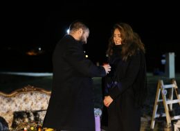 Kumsalda Sinema Evlilik Teklifi Organizasyonu kumsalda sinema evlilik teklifi organizasyonu 6 İzmir Organizasyon Kumsalda sinema evlilik teklifi organizasyonu... Dalgalar sahile vururken içinizi aşkla ısıtacak, romantik evlenme teklifi organizasyonudur. En sevdiğiniz filmi beyaz perdede izleye durun, sizin fotoğraflarınız ve videolarınız ile hazırladığımız video klip yansıtıldığında heyecanla beklediğiniz o an gelmiştir. Eş adayınıza bir ömür boyu sürecek beraberliğiniz için 'Benimle Evlenir Misin?' sormanız için İzmir Organizasyon şirketimizin hazırladığı evlilik teklifi organizasyonu paketlerini inceleyebilirsiniz. Sayısız organizasyona ev sahipliği yapan ve çiftlerin mutluluklarına ortak olan firmamız İzmir başta olmak üzere Türkiye'nin tüm noktalarına ulaşıyor. Burak Bey'de Meryem Hanım ile uzun süredir devam eden birliklerini evlilik yolunda taçlandırmak ve ilk adımı atmak için ulaşmıştı İzmir Organizasyon şirketimize. Telefonla yaptığımız görüşmenin ardından kendisini ofisimize davet ettiğimiz Burak Bey, Aralık ayının ortalarında ziyaret etti bizleri. Bir yandan kahvelerimizi yudumlarken bir yandan da Meryem Hanım için hazırlayacağımız sürpriz evlilik teklifi organizasyonu üzerine fikir alışverişinde bulunduk. Teknede evlilik teklifi organizasyonu, kumsalda evlilik teklifi organizasyonu, sinemada evlilik teklifi organizasyonu, restoranda evlilik teklifi organizasyonu ve hazırlayabileceğimiz sayısız organizasyondan bahsettik. Meryem Hanımın keyif aldığı aktiviteleri de görüşmelerimiz esnasında detaylandırdık. Romantik Evlenme Teklifi Organizasyonu