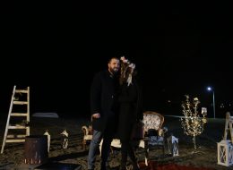 Kumsalda Sinema Evlilik Teklifi Organizasyonu kumsalda sinema evlilik teklifi organizasyonu 7 İzmir Organizasyon Kumsalda sinema evlilik teklifi organizasyonu... Dalgalar sahile vururken içinizi aşkla ısıtacak, romantik evlenme teklifi organizasyonudur. En sevdiğiniz filmi beyaz perdede izleye durun, sizin fotoğraflarınız ve videolarınız ile hazırladığımız video klip yansıtıldığında heyecanla beklediğiniz o an gelmiştir. Eş adayınıza bir ömür boyu sürecek beraberliğiniz için 'Benimle Evlenir Misin?' sormanız için İzmir Organizasyon şirketimizin hazırladığı evlilik teklifi organizasyonu paketlerini inceleyebilirsiniz. Sayısız organizasyona ev sahipliği yapan ve çiftlerin mutluluklarına ortak olan firmamız İzmir başta olmak üzere Türkiye'nin tüm noktalarına ulaşıyor. Burak Bey'de Meryem Hanım ile uzun süredir devam eden birliklerini evlilik yolunda taçlandırmak ve ilk adımı atmak için ulaşmıştı İzmir Organizasyon şirketimize. Telefonla yaptığımız görüşmenin ardından kendisini ofisimize davet ettiğimiz Burak Bey, Aralık ayının ortalarında ziyaret etti bizleri. Bir yandan kahvelerimizi yudumlarken bir yandan da Meryem Hanım için hazırlayacağımız sürpriz evlilik teklifi organizasyonu üzerine fikir alışverişinde bulunduk. Teknede evlilik teklifi organizasyonu, kumsalda evlilik teklifi organizasyonu, sinemada evlilik teklifi organizasyonu, restoranda evlilik teklifi organizasyonu ve hazırlayabileceğimiz sayısız organizasyondan bahsettik. Meryem Hanımın keyif aldığı aktiviteleri de görüşmelerimiz esnasında detaylandırdık. Kumsalda Romantik Evlilik Teklifi Organizasyonu