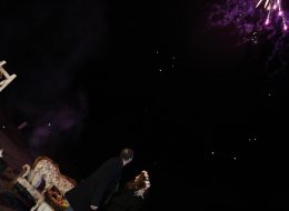 Kumsalda Sinema Evlilik Teklifi Organizasyonu kumsalda sinema evlilik teklifi organizasyonu 8 İzmir Organizasyon Kumsalda sinema evlilik teklifi organizasyonu... Dalgalar sahile vururken içinizi aşkla ısıtacak, romantik evlenme teklifi organizasyonudur. En sevdiğiniz filmi beyaz perdede izleye durun, sizin fotoğraflarınız ve videolarınız ile hazırladığımız video klip yansıtıldığında heyecanla beklediğiniz o an gelmiştir. Eş adayınıza bir ömür boyu sürecek beraberliğiniz için 'Benimle Evlenir Misin?' sormanız için İzmir Organizasyon şirketimizin hazırladığı evlilik teklifi organizasyonu paketlerini inceleyebilirsiniz. Sayısız organizasyona ev sahipliği yapan ve çiftlerin mutluluklarına ortak olan firmamız İzmir başta olmak üzere Türkiye'nin tüm noktalarına ulaşıyor. Burak Bey'de Meryem Hanım ile uzun süredir devam eden birliklerini evlilik yolunda taçlandırmak ve ilk adımı atmak için ulaşmıştı İzmir Organizasyon şirketimize. Telefonla yaptığımız görüşmenin ardından kendisini ofisimize davet ettiğimiz Burak Bey, Aralık ayının ortalarında ziyaret etti bizleri. Bir yandan kahvelerimizi yudumlarken bir yandan da Meryem Hanım için hazırlayacağımız sürpriz evlilik teklifi organizasyonu üzerine fikir alışverişinde bulunduk. Teknede evlilik teklifi organizasyonu, kumsalda evlilik teklifi organizasyonu, sinemada evlilik teklifi organizasyonu, restoranda evlilik teklifi organizasyonu ve hazırlayabileceğimiz sayısız organizasyondan bahsettik. Meryem Hanımın keyif aldığı aktiviteleri de görüşmelerimiz esnasında detaylandırdık. Evlenme Teklifi Organizasyonu