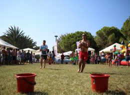 Kurumsal Etkinlikler ve Firmalara Motivasyonu Artırma Önerileri kurumsal etkinlikler motivasyonu artirma 10 İzmir Organizasyon Kurumsal etkinlikler ve firmalara motivasyonu artırma önerileri yazımızı okuyarak, personeliniz için keyifli organizasyonlar gerçekleştirebilirsiniz.Türkiye de birçok işveren kurumsal motivasyon ve verimi artırma amacı ile farklı kurumsal etkinlikler ve organizasyonlar düzenliyor. Personel arası iletişim, iş verimi ve çalışan motivasyonu ise gün geçtikçe önem kazanmaya devam ediyor. Motivasyon, bireyi harekete geçirme, hedeflerini yapma arzusudur. Kurum ve şirketler de çalışanların motivasyonunu artırma ve buna bağlı olarak iş verimini yükseltme amacı ile organizasyonlar düzenliyor. Şirketlerin personelinden beklediği verime karşın, personelin de şirketten çeşitli beklentileri oluyor. Kurumlar da personelin bu ihtiyaç ve beklentileri doğrultusunda gün içerisinde onlara iyi gelebilecek, bir nebze de olsa yüzünü güldürebilecek kurumsal etkinlikler ve detayları es geçmiyor. İzmir Organizasyon da düzenleyeceğiniz kurumsal etkinlikler için tüm hizmetleri temin ederken, firmalara motivasyonu artırmak için önerilerini de sizlere sunuyor. Süngerle Su Taşıma İzmir Aile Günü Organizasyonu