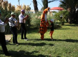 Kurumsal Etkinlikler ve Firmalara Motivasyonu Artırma Önerileri kurumsal etkinlikler motivasyonu artirma 14 İzmir Organizasyon Kurumsal etkinlikler ve firmalara motivasyonu artırma önerileri yazımızı okuyarak, personeliniz için keyifli organizasyonlar gerçekleştirebilirsiniz.Türkiye de birçok işveren kurumsal motivasyon ve verimi artırma amacı ile farklı kurumsal etkinlikler ve organizasyonlar düzenliyor. Personel arası iletişim, iş verimi ve çalışan motivasyonu ise gün geçtikçe önem kazanmaya devam ediyor. Motivasyon, bireyi harekete geçirme, hedeflerini yapma arzusudur. Kurum ve şirketler de çalışanların motivasyonunu artırma ve buna bağlı olarak iş verimini yükseltme amacı ile organizasyonlar düzenliyor. Şirketlerin personelinden beklediği verime karşın, personelin de şirketten çeşitli beklentileri oluyor. Kurumlar da personelin bu ihtiyaç ve beklentileri doğrultusunda gün içerisinde onlara iyi gelebilecek, bir nebze de olsa yüzünü güldürebilecek kurumsal etkinlikler ve detayları es geçmiyor. İzmir Organizasyon da düzenleyeceğiniz kurumsal etkinlikler için tüm hizmetleri temin ederken, firmalara motivasyonu artırmak için önerilerini de sizlere sunuyor. Aile Günü Organizasyonu Kostümlü Karakterler Kiralama İzmir