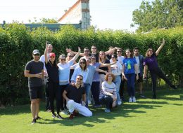 Kurumsal Firmaların Motivasyonu Artırma Etkinlikleri kurumsal firmalarin motivasyonu artirma etkinlikleri 1 İzmir Organizasyon Kurumsal firmaların motivasyonu artırma etkinlikleri, firmaların belirli dönemlerde düzenledikleri, personelin motivasyonunu ve iş verimini artırmaya yönelik organizasyonlardır. Zamanının büyük çoğunluğunu çalışmaya harcamayanın yok denecek kadar az olduğu bir dönemdeyiz. Dönemin şartları ve çalışma koşulları gereği, ailemizden çok iş arkadaşlarımız ve yöneticilerimizle vakit geçiriyoruz. Hal böyle olunca, sosyal etkileşim, iletişim ve verimin yüksek olması için, kurumsal firmaların insan kaynakları departmanları çeşitli etkinlikler planlıyor ve organize ediyorlar. Bunların en başında aile günü organizasyonu ve şirket pikniği organizasyonları geliyor. Şirket çalışanlarının motivasyonu, iş arkadaşlarıyla ve yöneticileriyle olan iletişimi ve uyumu, çalıştığı kuruma olan sadakati ve verimliliğini artırmak için İK departmanları bazı özel günler dışında da şirket kimliğine uygun, yaratıcı aktiviteler de düzenlemeye başladılar. Çalışanların doğum günleri, şirkete ait özel günler, sevgililer günü, yıl dönümleri, milli ve dini bayramlar birçok kurumda özel olarak kutlanıyor. Bunun yanı sıra kurumsal firmalar, kendilerini diğer kurumlardan ayıran kutlama piknikleri ve şirket içinde temalı organizasyonlar düzenliyorlar. İzmir Kurumsal Piknik Organizasyonu