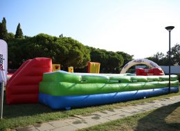 Kurumsal Firmaların Motivasyonu Artırma Etkinlikleri kurumsal firmalarin motivasyonu artirma etkinlikleri 10 İzmir Organizasyon Kurumsal firmaların motivasyonu artırma etkinlikleri, firmaların belirli dönemlerde düzenledikleri, personelin motivasyonunu ve iş verimini artırmaya yönelik organizasyonlardır. Zamanının büyük çoğunluğunu çalışmaya harcamayanın yok denecek kadar az olduğu bir dönemdeyiz. Dönemin şartları ve çalışma koşulları gereği, ailemizden çok iş arkadaşlarımız ve yöneticilerimizle vakit geçiriyoruz. Hal böyle olunca, sosyal etkileşim, iletişim ve verimin yüksek olması için, kurumsal firmaların insan kaynakları departmanları çeşitli etkinlikler planlıyor ve organize ediyorlar. Bunların en başında aile günü organizasyonu ve şirket pikniği organizasyonları geliyor. Şirket çalışanlarının motivasyonu, iş arkadaşlarıyla ve yöneticileriyle olan iletişimi ve uyumu, çalıştığı kuruma olan sadakati ve verimliliğini artırmak için İK departmanları bazı özel günler dışında da şirket kimliğine uygun, yaratıcı aktiviteler de düzenlemeye başladılar. Çalışanların doğum günleri, şirkete ait özel günler, sevgililer günü, yıl dönümleri, milli ve dini bayramlar birçok kurumda özel olarak kutlanıyor. Bunun yanı sıra kurumsal firmalar, kendilerini diğer kurumlardan ayıran kutlama piknikleri ve şirket içinde temalı organizasyonlar düzenliyorlar. Canlı Langırt Kiralama Piknik Organizasyonu İzmir