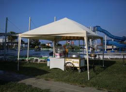 Kurumsal Firmaların Motivasyonu Artırma Etkinlikleri kurumsal firmalarin motivasyonu artirma etkinlikleri 11 İzmir Organizasyon Kurumsal firmaların motivasyonu artırma etkinlikleri, firmaların belirli dönemlerde düzenledikleri, personelin motivasyonunu ve iş verimini artırmaya yönelik organizasyonlardır. Zamanının büyük çoğunluğunu çalışmaya harcamayanın yok denecek kadar az olduğu bir dönemdeyiz. Dönemin şartları ve çalışma koşulları gereği, ailemizden çok iş arkadaşlarımız ve yöneticilerimizle vakit geçiriyoruz. Hal böyle olunca, sosyal etkileşim, iletişim ve verimin yüksek olması için, kurumsal firmaların insan kaynakları departmanları çeşitli etkinlikler planlıyor ve organize ediyorlar. Bunların en başında aile günü organizasyonu ve şirket pikniği organizasyonları geliyor. Şirket çalışanlarının motivasyonu, iş arkadaşlarıyla ve yöneticileriyle olan iletişimi ve uyumu, çalıştığı kuruma olan sadakati ve verimliliğini artırmak için İK departmanları bazı özel günler dışında da şirket kimliğine uygun, yaratıcı aktiviteler de düzenlemeye başladılar. Çalışanların doğum günleri, şirkete ait özel günler, sevgililer günü, yıl dönümleri, milli ve dini bayramlar birçok kurumda özel olarak kutlanıyor. Bunun yanı sıra kurumsal firmalar, kendilerini diğer kurumlardan ayıran kutlama piknikleri ve şirket içinde temalı organizasyonlar düzenliyorlar. Pamuk Şekerci ve Nostaljik Satıcılar Kiralama Kurumsal Şirket Organizasyonları