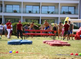 Kurumsal Firmaların Motivasyonu Artırma Etkinlikleri kurumsal firmalarin motivasyonu artirma etkinlikleri 12 İzmir Organizasyon Kurumsal firmaların motivasyonu artırma etkinlikleri, firmaların belirli dönemlerde düzenledikleri, personelin motivasyonunu ve iş verimini artırmaya yönelik organizasyonlardır. Zamanının büyük çoğunluğunu çalışmaya harcamayanın yok denecek kadar az olduğu bir dönemdeyiz. Dönemin şartları ve çalışma koşulları gereği, ailemizden çok iş arkadaşlarımız ve yöneticilerimizle vakit geçiriyoruz. Hal böyle olunca, sosyal etkileşim, iletişim ve verimin yüksek olması için, kurumsal firmaların insan kaynakları departmanları çeşitli etkinlikler planlıyor ve organize ediyorlar. Bunların en başında aile günü organizasyonu ve şirket pikniği organizasyonları geliyor. Şirket çalışanlarının motivasyonu, iş arkadaşlarıyla ve yöneticileriyle olan iletişimi ve uyumu, çalıştığı kuruma olan sadakati ve verimliliğini artırmak için İK departmanları bazı özel günler dışında da şirket kimliğine uygun, yaratıcı aktiviteler de düzenlemeye başladılar. Çalışanların doğum günleri, şirkete ait özel günler, sevgililer günü, yıl dönümleri, milli ve dini bayramlar birçok kurumda özel olarak kutlanıyor. Bunun yanı sıra kurumsal firmalar, kendilerini diğer kurumlardan ayıran kutlama piknikleri ve şirket içinde temalı organizasyonlar düzenliyorlar. Survivor Oyun Parkuru Kiralama İzmir Piknik Organizasyon