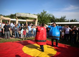 Kurumsal Firmaların Motivasyonu Artırma Etkinlikleri kurumsal firmalarin motivasyonu artirma etkinlikleri 14 İzmir Organizasyon Kurumsal firmaların motivasyonu artırma etkinlikleri, firmaların belirli dönemlerde düzenledikleri, personelin motivasyonunu ve iş verimini artırmaya yönelik organizasyonlardır. Zamanının büyük çoğunluğunu çalışmaya harcamayanın yok denecek kadar az olduğu bir dönemdeyiz. Dönemin şartları ve çalışma koşulları gereği, ailemizden çok iş arkadaşlarımız ve yöneticilerimizle vakit geçiriyoruz. Hal böyle olunca, sosyal etkileşim, iletişim ve verimin yüksek olması için, kurumsal firmaların insan kaynakları departmanları çeşitli etkinlikler planlıyor ve organize ediyorlar. Bunların en başında aile günü organizasyonu ve şirket pikniği organizasyonları geliyor. Şirket çalışanlarının motivasyonu, iş arkadaşlarıyla ve yöneticileriyle olan iletişimi ve uyumu, çalıştığı kuruma olan sadakati ve verimliliğini artırmak için İK departmanları bazı özel günler dışında da şirket kimliğine uygun, yaratıcı aktiviteler de düzenlemeye başladılar. Çalışanların doğum günleri, şirkete ait özel günler, sevgililer günü, yıl dönümleri, milli ve dini bayramlar birçok kurumda özel olarak kutlanıyor. Bunun yanı sıra kurumsal firmalar, kendilerini diğer kurumlardan ayıran kutlama piknikleri ve şirket içinde temalı organizasyonlar düzenliyorlar. Sumo Güreşi Oyun Parkuru Kiralama İzmir