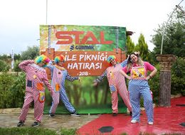 Kurumsal Firmaların Motivasyonu Artırma Etkinlikleri kurumsal firmalarin motivasyonu artirma etkinlikleri 3 İzmir Organizasyon Kurumsal firmaların motivasyonu artırma etkinlikleri, firmaların belirli dönemlerde düzenledikleri, personelin motivasyonunu ve iş verimini artırmaya yönelik organizasyonlardır. Zamanının büyük çoğunluğunu çalışmaya harcamayanın yok denecek kadar az olduğu bir dönemdeyiz. Dönemin şartları ve çalışma koşulları gereği, ailemizden çok iş arkadaşlarımız ve yöneticilerimizle vakit geçiriyoruz. Hal böyle olunca, sosyal etkileşim, iletişim ve verimin yüksek olması için, kurumsal firmaların insan kaynakları departmanları çeşitli etkinlikler planlıyor ve organize ediyorlar. Bunların en başında aile günü organizasyonu ve şirket pikniği organizasyonları geliyor. Şirket çalışanlarının motivasyonu, iş arkadaşlarıyla ve yöneticileriyle olan iletişimi ve uyumu, çalıştığı kuruma olan sadakati ve verimliliğini artırmak için İK departmanları bazı özel günler dışında da şirket kimliğine uygun, yaratıcı aktiviteler de düzenlemeye başladılar. Çalışanların doğum günleri, şirkete ait özel günler, sevgililer günü, yıl dönümleri, milli ve dini bayramlar birçok kurumda özel olarak kutlanıyor. Bunun yanı sıra kurumsal firmalar, kendilerini diğer kurumlardan ayıran kutlama piknikleri ve şirket içinde temalı organizasyonlar düzenliyorlar. Palyaço Kiralama İzmir Aile Günü Organizasyonu