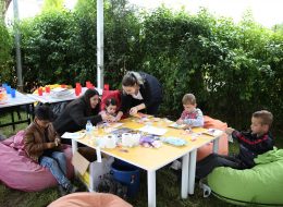Kurumsal Firmaların Motivasyonu Artırma Etkinlikleri kurumsal firmalarin motivasyonu artirma etkinlikleri 5 İzmir Organizasyon Kurumsal firmaların motivasyonu artırma etkinlikleri, firmaların belirli dönemlerde düzenledikleri, personelin motivasyonunu ve iş verimini artırmaya yönelik organizasyonlardır. Zamanının büyük çoğunluğunu çalışmaya harcamayanın yok denecek kadar az olduğu bir dönemdeyiz. Dönemin şartları ve çalışma koşulları gereği, ailemizden çok iş arkadaşlarımız ve yöneticilerimizle vakit geçiriyoruz. Hal böyle olunca, sosyal etkileşim, iletişim ve verimin yüksek olması için, kurumsal firmaların insan kaynakları departmanları çeşitli etkinlikler planlıyor ve organize ediyorlar. Bunların en başında aile günü organizasyonu ve şirket pikniği organizasyonları geliyor. Şirket çalışanlarının motivasyonu, iş arkadaşlarıyla ve yöneticileriyle olan iletişimi ve uyumu, çalıştığı kuruma olan sadakati ve verimliliğini artırmak için İK departmanları bazı özel günler dışında da şirket kimliğine uygun, yaratıcı aktiviteler de düzenlemeye başladılar. Çalışanların doğum günleri, şirkete ait özel günler, sevgililer günü, yıl dönümleri, milli ve dini bayramlar birçok kurumda özel olarak kutlanıyor. Bunun yanı sıra kurumsal firmalar, kendilerini diğer kurumlardan ayıran kutlama piknikleri ve şirket içinde temalı organizasyonlar düzenliyorlar. Sivil Animatör Kiralama ve Kum Boyama Piknik Organizasyonu İzmir