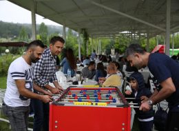 Kurumsal Firmaların Motivasyonu Artırma Etkinlikleri kurumsal firmalarin motivasyonu artirma etkinlikleri 6 İzmir Organizasyon Kurumsal firmaların motivasyonu artırma etkinlikleri, firmaların belirli dönemlerde düzenledikleri, personelin motivasyonunu ve iş verimini artırmaya yönelik organizasyonlardır. Zamanının büyük çoğunluğunu çalışmaya harcamayanın yok denecek kadar az olduğu bir dönemdeyiz. Dönemin şartları ve çalışma koşulları gereği, ailemizden çok iş arkadaşlarımız ve yöneticilerimizle vakit geçiriyoruz. Hal böyle olunca, sosyal etkileşim, iletişim ve verimin yüksek olması için, kurumsal firmaların insan kaynakları departmanları çeşitli etkinlikler planlıyor ve organize ediyorlar. Bunların en başında aile günü organizasyonu ve şirket pikniği organizasyonları geliyor. Şirket çalışanlarının motivasyonu, iş arkadaşlarıyla ve yöneticileriyle olan iletişimi ve uyumu, çalıştığı kuruma olan sadakati ve verimliliğini artırmak için İK departmanları bazı özel günler dışında da şirket kimliğine uygun, yaratıcı aktiviteler de düzenlemeye başladılar. Çalışanların doğum günleri, şirkete ait özel günler, sevgililer günü, yıl dönümleri, milli ve dini bayramlar birçok kurumda özel olarak kutlanıyor. Bunun yanı sıra kurumsal firmalar, kendilerini diğer kurumlardan ayıran kutlama piknikleri ve şirket içinde temalı organizasyonlar düzenliyorlar. Masa Langırtı Kiralama Kurumsal Piknik Organizasyonları İzmir