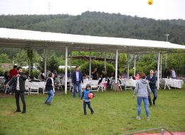 Kurumsal Firmaların Motivasyonu Artırma Etkinlikleri kurumsal firmalarin motivasyonu artirma etkinlikleri 7 İzmir Organizasyon Kurumsal firmaların motivasyonu artırma etkinlikleri, firmaların belirli dönemlerde düzenledikleri, personelin motivasyonunu ve iş verimini artırmaya yönelik organizasyonlardır. Zamanının büyük çoğunluğunu çalışmaya harcamayanın yok denecek kadar az olduğu bir dönemdeyiz. Dönemin şartları ve çalışma koşulları gereği, ailemizden çok iş arkadaşlarımız ve yöneticilerimizle vakit geçiriyoruz. Hal böyle olunca, sosyal etkileşim, iletişim ve verimin yüksek olması için, kurumsal firmaların insan kaynakları departmanları çeşitli etkinlikler planlıyor ve organize ediyorlar. Bunların en başında aile günü organizasyonu ve şirket pikniği organizasyonları geliyor. Şirket çalışanlarının motivasyonu, iş arkadaşlarıyla ve yöneticileriyle olan iletişimi ve uyumu, çalıştığı kuruma olan sadakati ve verimliliğini artırmak için İK departmanları bazı özel günler dışında da şirket kimliğine uygun, yaratıcı aktiviteler de düzenlemeye başladılar. Çalışanların doğum günleri, şirkete ait özel günler, sevgililer günü, yıl dönümleri, milli ve dini bayramlar birçok kurumda özel olarak kutlanıyor. Bunun yanı sıra kurumsal firmalar, kendilerini diğer kurumlardan ayıran kutlama piknikleri ve şirket içinde temalı organizasyonlar düzenliyorlar. Şirket Piknik Organizasyonu Aktiviteleri İzmir
