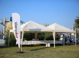 Kurumsal Firmaların Motivasyonu Artırma Etkinlikleri kurumsal firmalarin motivasyonu artirma etkinlikleri 9 İzmir Organizasyon Kurumsal firmaların motivasyonu artırma etkinlikleri, firmaların belirli dönemlerde düzenledikleri, personelin motivasyonunu ve iş verimini artırmaya yönelik organizasyonlardır. Zamanının büyük çoğunluğunu çalışmaya harcamayanın yok denecek kadar az olduğu bir dönemdeyiz. Dönemin şartları ve çalışma koşulları gereği, ailemizden çok iş arkadaşlarımız ve yöneticilerimizle vakit geçiriyoruz. Hal böyle olunca, sosyal etkileşim, iletişim ve verimin yüksek olması için, kurumsal firmaların insan kaynakları departmanları çeşitli etkinlikler planlıyor ve organize ediyorlar. Bunların en başında aile günü organizasyonu ve şirket pikniği organizasyonları geliyor. Şirket çalışanlarının motivasyonu, iş arkadaşlarıyla ve yöneticileriyle olan iletişimi ve uyumu, çalıştığı kuruma olan sadakati ve verimliliğini artırmak için İK departmanları bazı özel günler dışında da şirket kimliğine uygun, yaratıcı aktiviteler de düzenlemeye başladılar. Çalışanların doğum günleri, şirkete ait özel günler, sevgililer günü, yıl dönümleri, milli ve dini bayramlar birçok kurumda özel olarak kutlanıyor. Bunun yanı sıra kurumsal firmalar, kendilerini diğer kurumlardan ayıran kutlama piknikleri ve şirket içinde temalı organizasyonlar düzenliyorlar. Çadır ve Gölgelik Kiralama Kurumsal Organizasyonlar İzmir