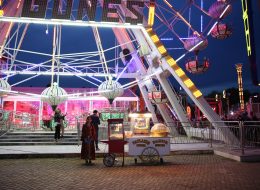 Nostaljik Satıcılar İle Kurumsal Motivasyonu Artırma kurumsal motivasyonu artirma 1 İzmir Organizasyon Nostaljik satıcılar ile kurumsal motivasyonu artırma, personel arasındaki iletişimi, iş verimini ve motivasyonunu yükseltmek için firmalar ve kurumlar tarafından belirli dönemlerde düzenlenmektedir. Kurumsal motivasyon günümüzde önem kazanmaya başlayan kavramlardan biridir. Kurumsal motivasyon ve bu doğrultu da gerçekleştirilen etkinlikler ile amaç personelin verimliliğini artırarak istenen sonucu en üst seviyeye getirmek, başarıyı artırmak, hedefe daha etkili ve kısa bir sürede ulaşmaktır. Türkiye de daha çok kurumsal firmalar tarafından motivasyon ve iş verimliliği için etkinlikler düzenlense de küçük kurumlarında bu yönde çalışmalara başladığını görmekteyiz. Ufakta olsa yaptığınız kurumsal motivasyon etkinlikleri ile personelinizden çok daha fazla verim almayı başaracaksınız. Küçük ama etkili olabilecek bir örneği sizler ile paylaşalım. Sabah ofise ulaştığınız da personelinizin masasına bıraktığınız çikolata çalışanlarınızın yüzünde tebessüm oluşturacaktır. Patlamış Mısır Arabası Kiralama İzmir