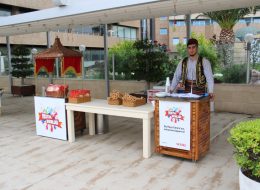 Nostaljik Satıcılar İle Kurumsal Motivasyonu Artırma kurumsal motivasyonu artirma 10 İzmir Organizasyon Nostaljik satıcılar ile kurumsal motivasyonu artırma, personel arasındaki iletişimi, iş verimini ve motivasyonunu yükseltmek için firmalar ve kurumlar tarafından belirli dönemlerde düzenlenmektedir. Kurumsal motivasyon günümüzde önem kazanmaya başlayan kavramlardan biridir. Kurumsal motivasyon ve bu doğrultu da gerçekleştirilen etkinlikler ile amaç personelin verimliliğini artırarak istenen sonucu en üst seviyeye getirmek, başarıyı artırmak, hedefe daha etkili ve kısa bir sürede ulaşmaktır. Türkiye de daha çok kurumsal firmalar tarafından motivasyon ve iş verimliliği için etkinlikler düzenlense de küçük kurumlarında bu yönde çalışmalara başladığını görmekteyiz. Ufakta olsa yaptığınız kurumsal motivasyon etkinlikleri ile personelinizden çok daha fazla verim almayı başaracaksınız. Küçük ama etkili olabilecek bir örneği sizler ile paylaşalım. Sabah ofise ulaştığınız da personelinizin masasına bıraktığınız çikolata çalışanlarınızın yüzünde tebessüm oluşturacaktır. Maraş Dondurmacısı Kiralama İzmir Kurumsal Organizasyonlar