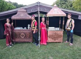 Nostaljik Satıcılar İle Kurumsal Motivasyonu Artırma kurumsal motivasyonu artirma İzmir Organizasyon Nostaljik satıcılar ile kurumsal motivasyonu artırma, personel arasındaki iletişimi, iş verimini ve motivasyonunu yükseltmek için firmalar ve kurumlar tarafından belirli dönemlerde düzenlenmektedir. Kurumsal motivasyon günümüzde önem kazanmaya başlayan kavramlardan biridir. Kurumsal motivasyon ve bu doğrultu da gerçekleştirilen etkinlikler ile amaç personelin verimliliğini artırarak istenen sonucu en üst seviyeye getirmek, başarıyı artırmak, hedefe daha etkili ve kısa bir sürede ulaşmaktır. Türkiye de daha çok kurumsal firmalar tarafından motivasyon ve iş verimliliği için etkinlikler düzenlense de küçük kurumlarında bu yönde çalışmalara başladığını görmekteyiz. Ufakta olsa yaptığınız kurumsal motivasyon etkinlikleri ile personelinizden çok daha fazla verim almayı başaracaksınız. Küçük ama etkili olabilecek bir örneği sizler ile paylaşalım. Sabah ofise ulaştığınız da personelinizin masasına bıraktığınız çikolata çalışanlarınızın yüzünde tebessüm oluşturacaktır. Kahveci Güzeli ve Çay Standı Kiralama İzmir