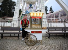 Nostaljik Satıcılar İle Kurumsal Motivasyonu Artırma kurumsal motivasyonu artirma İzmir Organizasyon Nostaljik satıcılar ile kurumsal motivasyonu artırma, personel arasındaki iletişimi, iş verimini ve motivasyonunu yükseltmek için firmalar ve kurumlar tarafından belirli dönemlerde düzenlenmektedir. Kurumsal motivasyon günümüzde önem kazanmaya başlayan kavramlardan biridir. Kurumsal motivasyon ve bu doğrultu da gerçekleştirilen etkinlikler ile amaç personelin verimliliğini artırarak istenen sonucu en üst seviyeye getirmek, başarıyı artırmak, hedefe daha etkili ve kısa bir sürede ulaşmaktır. Türkiye de daha çok kurumsal firmalar tarafından motivasyon ve iş verimliliği için etkinlikler düzenlense de küçük kurumlarında bu yönde çalışmalara başladığını görmekteyiz. Ufakta olsa yaptığınız kurumsal motivasyon etkinlikleri ile personelinizden çok daha fazla verim almayı başaracaksınız. Küçük ama etkili olabilecek bir örneği sizler ile paylaşalım. Sabah ofise ulaştığınız da personelinizin masasına bıraktığınız çikolata çalışanlarınızın yüzünde tebessüm oluşturacaktır. Yöresel Kostümlü Patlamış Mısırcı Kiralama İzmir