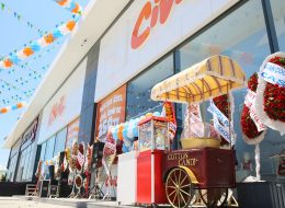 Nostaljik Satıcılar İle Kurumsal Motivasyonu Artırma kurumsal motivasyonu artirma 3 İzmir Organizasyon Nostaljik satıcılar ile kurumsal motivasyonu artırma, personel arasındaki iletişimi, iş verimini ve motivasyonunu yükseltmek için firmalar ve kurumlar tarafından belirli dönemlerde düzenlenmektedir. Kurumsal motivasyon günümüzde önem kazanmaya başlayan kavramlardan biridir. Kurumsal motivasyon ve bu doğrultu da gerçekleştirilen etkinlikler ile amaç personelin verimliliğini artırarak istenen sonucu en üst seviyeye getirmek, başarıyı artırmak, hedefe daha etkili ve kısa bir sürede ulaşmaktır. Türkiye de daha çok kurumsal firmalar tarafından motivasyon ve iş verimliliği için etkinlikler düzenlense de küçük kurumlarında bu yönde çalışmalara başladığını görmekteyiz. Ufakta olsa yaptığınız kurumsal motivasyon etkinlikleri ile personelinizden çok daha fazla verim almayı başaracaksınız. Küçük ama etkili olabilecek bir örneği sizler ile paylaşalım. Sabah ofise ulaştığınız da personelinizin masasına bıraktığınız çikolata çalışanlarınızın yüzünde tebessüm oluşturacaktır. Pamuk Şekerci ve Patlamış Mısırcı Kiralama