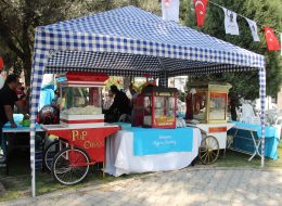 Nostaljik Satıcılar İle Kurumsal Motivasyonu Artırma kurumsal motivasyonu artirma 4 İzmir Organizasyon Nostaljik satıcılar ile kurumsal motivasyonu artırma, personel arasındaki iletişimi, iş verimini ve motivasyonunu yükseltmek için firmalar ve kurumlar tarafından belirli dönemlerde düzenlenmektedir. Kurumsal motivasyon günümüzde önem kazanmaya başlayan kavramlardan biridir. Kurumsal motivasyon ve bu doğrultu da gerçekleştirilen etkinlikler ile amaç personelin verimliliğini artırarak istenen sonucu en üst seviyeye getirmek, başarıyı artırmak, hedefe daha etkili ve kısa bir sürede ulaşmaktır. Türkiye de daha çok kurumsal firmalar tarafından motivasyon ve iş verimliliği için etkinlikler düzenlense de küçük kurumlarında bu yönde çalışmalara başladığını görmekteyiz. Ufakta olsa yaptığınız kurumsal motivasyon etkinlikleri ile personelinizden çok daha fazla verim almayı başaracaksınız. Küçük ama etkili olabilecek bir örneği sizler ile paylaşalım. Sabah ofise ulaştığınız da personelinizin masasına bıraktığınız çikolata çalışanlarınızın yüzünde tebessüm oluşturacaktır. Popcorn Makinesi Kiralama İzmir