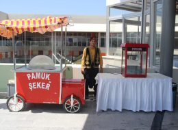 Nostaljik Satıcılar İle Kurumsal Motivasyonu Artırma kurumsal motivasyonu artirma 5 İzmir Organizasyon Nostaljik satıcılar ile kurumsal motivasyonu artırma, personel arasındaki iletişimi, iş verimini ve motivasyonunu yükseltmek için firmalar ve kurumlar tarafından belirli dönemlerde düzenlenmektedir. Kurumsal motivasyon günümüzde önem kazanmaya başlayan kavramlardan biridir. Kurumsal motivasyon ve bu doğrultu da gerçekleştirilen etkinlikler ile amaç personelin verimliliğini artırarak istenen sonucu en üst seviyeye getirmek, başarıyı artırmak, hedefe daha etkili ve kısa bir sürede ulaşmaktır. Türkiye de daha çok kurumsal firmalar tarafından motivasyon ve iş verimliliği için etkinlikler düzenlense de küçük kurumlarında bu yönde çalışmalara başladığını görmekteyiz. Ufakta olsa yaptığınız kurumsal motivasyon etkinlikleri ile personelinizden çok daha fazla verim almayı başaracaksınız. Küçük ama etkili olabilecek bir örneği sizler ile paylaşalım. Sabah ofise ulaştığınız da personelinizin masasına bıraktığınız çikolata çalışanlarınızın yüzünde tebessüm oluşturacaktır. Kurumsal Organizasyonlar Patlamış Mısırcı Kiralama