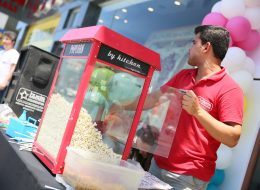 Nostaljik Satıcılar İle Kurumsal Motivasyonu Artırma kurumsal motivasyonu artirma 7 İzmir Organizasyon Nostaljik satıcılar ile kurumsal motivasyonu artırma, personel arasındaki iletişimi, iş verimini ve motivasyonunu yükseltmek için firmalar ve kurumlar tarafından belirli dönemlerde düzenlenmektedir. Kurumsal motivasyon günümüzde önem kazanmaya başlayan kavramlardan biridir. Kurumsal motivasyon ve bu doğrultu da gerçekleştirilen etkinlikler ile amaç personelin verimliliğini artırarak istenen sonucu en üst seviyeye getirmek, başarıyı artırmak, hedefe daha etkili ve kısa bir sürede ulaşmaktır. Türkiye de daha çok kurumsal firmalar tarafından motivasyon ve iş verimliliği için etkinlikler düzenlense de küçük kurumlarında bu yönde çalışmalara başladığını görmekteyiz. Ufakta olsa yaptığınız kurumsal motivasyon etkinlikleri ile personelinizden çok daha fazla verim almayı başaracaksınız. Küçük ama etkili olabilecek bir örneği sizler ile paylaşalım. Sabah ofise ulaştığınız da personelinizin masasına bıraktığınız çikolata çalışanlarınızın yüzünde tebessüm oluşturacaktır. Patlamış Mısır Makinesi ve Patlamış Mısırcı Kiralama İzmir