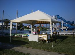 Nostaljik Satıcılar İle Kurumsal Motivasyonu Artırma kurumsal motivasyonu artirma 8 İzmir Organizasyon Nostaljik satıcılar ile kurumsal motivasyonu artırma, personel arasındaki iletişimi, iş verimini ve motivasyonunu yükseltmek için firmalar ve kurumlar tarafından belirli dönemlerde düzenlenmektedir. Kurumsal motivasyon günümüzde önem kazanmaya başlayan kavramlardan biridir. Kurumsal motivasyon ve bu doğrultu da gerçekleştirilen etkinlikler ile amaç personelin verimliliğini artırarak istenen sonucu en üst seviyeye getirmek, başarıyı artırmak, hedefe daha etkili ve kısa bir sürede ulaşmaktır. Türkiye de daha çok kurumsal firmalar tarafından motivasyon ve iş verimliliği için etkinlikler düzenlense de küçük kurumlarında bu yönde çalışmalara başladığını görmekteyiz. Ufakta olsa yaptığınız kurumsal motivasyon etkinlikleri ile personelinizden çok daha fazla verim almayı başaracaksınız. Küçük ama etkili olabilecek bir örneği sizler ile paylaşalım. Sabah ofise ulaştığınız da personelinizin masasına bıraktığınız çikolata çalışanlarınızın yüzünde tebessüm oluşturacaktır. Pamuk Şekerci Kiralama İzmir