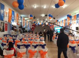 Kuşadası Ak Parti Kongre Organizasyonu kusadasi ak parti kongre organizasyonu 1 İzmir Organizasyon Kuşadası Ak Parti Kongre Organizasyonu için, İzmir Organizasyon şirketimiz profesyonel ekibi ile birlikte Kuşadası'nda hizmet verdi. 2004 yılından bugüne dek organizasyon alanında hizmet veren İzmir Organizasyon şirketimiz, yılların getirdiği deneyim ve sayısız organizasyon tecrübesiyle organizasyon sektörünün aranan firmalarından biri olmayı başarmıştır. Organizasyon ile ilgili A'dan Z'ye tüm etkinliklerde son model araçlarıyla, başta İzmir olmak üzere, yakın çevresi, Ege Bölgesi ve Türkiye geneline ulaşan şirketimiz kaliteli ekipmanları ve profesyonel ekibiyle her daim yanı başınızdadır. Kuşadası Ak Parti Kongre Organizasyonu için İzmir Organizasyon firmamıza ulaşan tedarikçi firmayla, organizasyon içerisinde yer verilecek hizmetleri ayrıntılı olarak konuştuk. Organizasyon alanında yapılacak olan tüm balon süslemeler ve organizasyon anında gerçekleştirilecek olan konfeti atımı İzmir Organizasyon şirketimiz tarafından düzenlenecekti. Organizasyonun tarihi ve saati belirlenmişti günler öncesinden. Bizlerde ekibimizle birlikte Kuşadası Ak Parti Kongre Organizasyonu için hazırlıklarımıza başlamıştık. Partinin kurumsal renklerinden oluşan papatya balon süsleme, zincir balon süsleme, kapı takı balon süsleme gibi balon süslemelerle organizasyon alanını dikkat çekici kılmayı hedefledik. Organizasyondan bir gün önce ekipmanlarımızı son model araçlarımıza yükleyerek belirlenen lokasyona doğru yola çıktık. Balon Süsleme